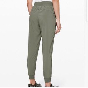 Lululemon Wanderer Jogger in Sage- Size 14 🔥